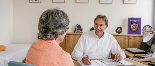 Dr. med. Karl-Heinz Gunzelmann im Beratungsgespräch mit einer Patientin in der Praxis in München