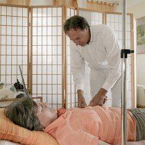 Ganzheitliche Behandlung eines Patienten in der Praxis Dr. Gunzelmann